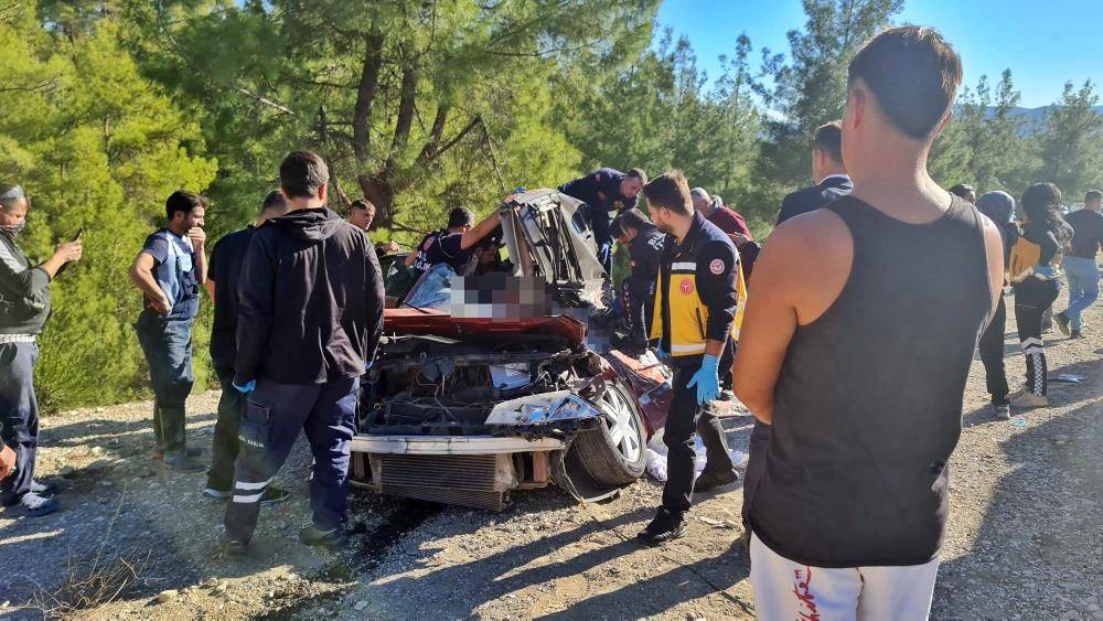 Çimento tankeriyle 3 otomobil çarpıştı! 3 kişi öldü, 5 kişi yaralandı 5